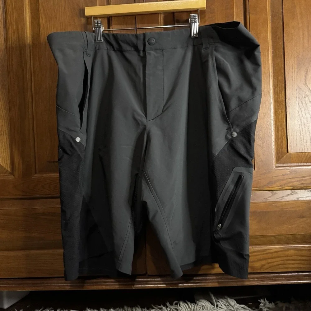 The North Face Shorts Vented Zip Pocket Hiking Camping Grey Men Size 40
